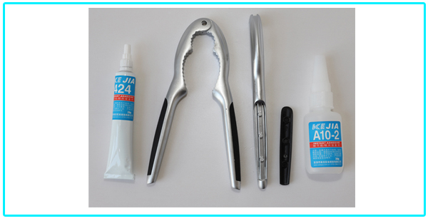 金属与塑料胶水，有很多种类，选择金属与塑料胶水我们要根据我们的产品性能需求来选择，否则做出来的产品就出现很大的不良。那么金属与塑料胶水怎么选择呢？科佳公司告诉你方法如下： 第一、 金属与塑料胶水，粘接牢固就行的选择。 金属与塑料胶水，只要粘接牢固就行的要求，我们可以选择的胶水有：快干胶水KJ-460，硅胶胶胶水KJ-998-3,ab胶KJ-6363f05-2,这些胶水均可以达到金属与塑料胶水牢固粘接，使用10年不脱离。如果塑料是透明的我们还可以选用UV胶KJ-3302-32。 第二、 金属与塑料胶水，粘接牢固耐高温。 金属与塑料胶水，首先我们要确认耐温范围，如： 1、 耐温-30-120℃的，可以选择快干胶水KJ-803；快速固化ab胶KJ-6363F30-5S. 2、 耐温-60-200℃的，可以选择硅胶胶水,KJ-998-3T； 第三、 金属与塑料胶水，粘接牢固、防水密封。 因为产品要考虑到防水密封，科佳推荐金属与塑料胶水选用如下： 1、 快速固化ab胶KJ-6363F30-5S，固化时间30分钟，耐温-60℃～150℃，属于室温固化ab胶水；固化后胶体为硬质。 2、 硅胶胶水KJ998-3T，此类胶水为水汽固化，固化时间24小时，耐温-60℃～220℃，固化后胶体为软性弹体。 综上所述，你应该了解到金属与塑料胶水有哪些了吗？（金属与塑料胶水：可选用快干胶、硅胶胶水、ab胶、UV胶），怎么选择金属与塑料胶水请根据以上3点结合你自己的产品要求，很快就得出你想要的金属与塑料胶水了。 如果你还有疑惑，请电：400-996-5611，进行咨询，来电咨询，科佳公司免费提供样品试样和金属与塑料胶水粘接方案。 本文来源网址：